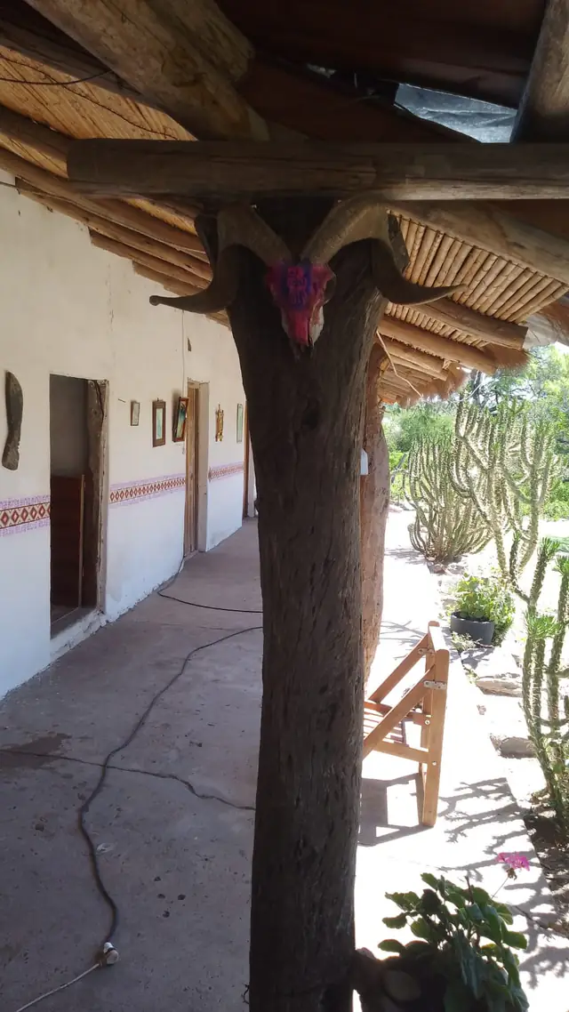 La galería, sostenida por horcones de algarrobo