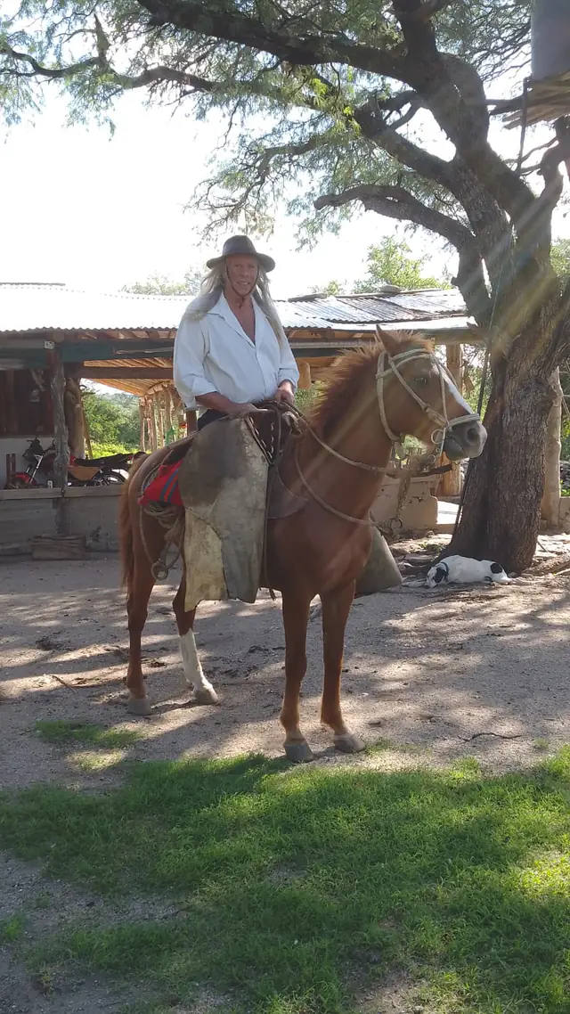 El Gringo González, de a caballo en el casco
