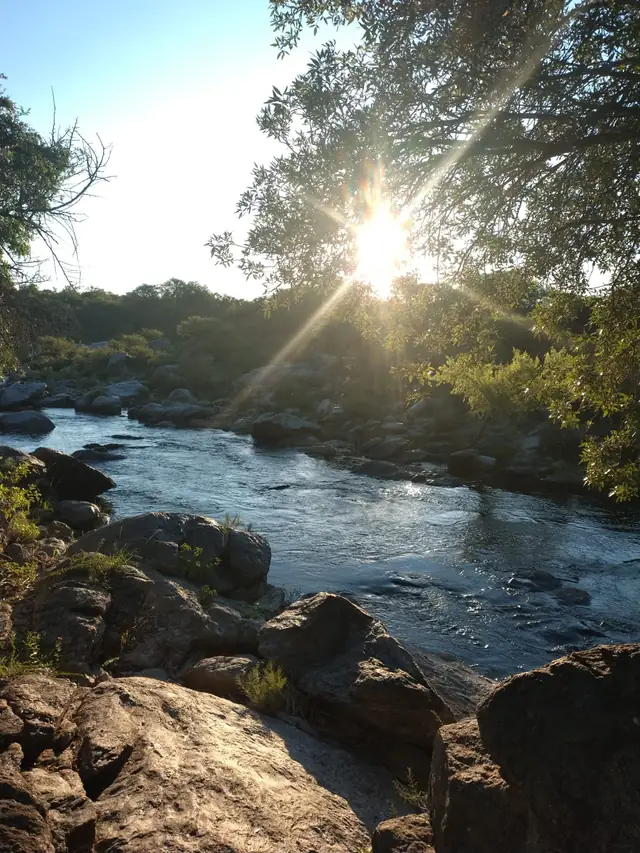 El río al caer la tarde, a unos pasos del casco