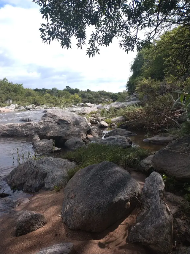 El río se abre entre las piedras